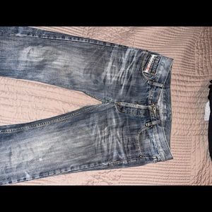 Diesel men’s jeans. Size waist 32 & inseam 34. Slight wear on cuffs.